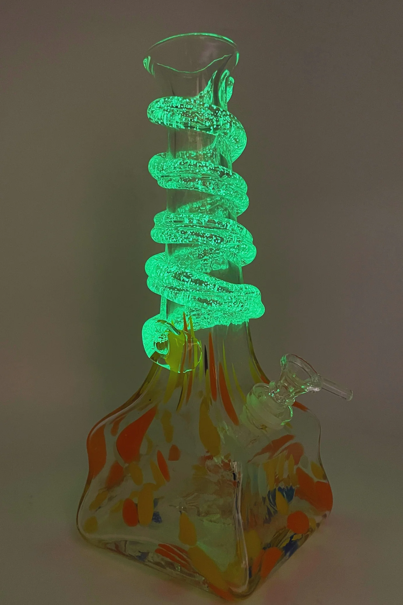 Painter's GLOW Bong - Image 4